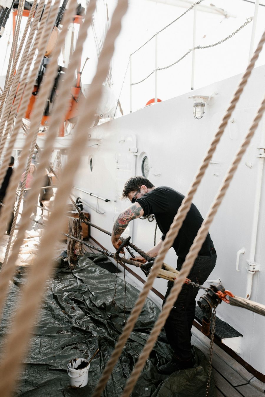Operario trabajando en la cubierta de un barco